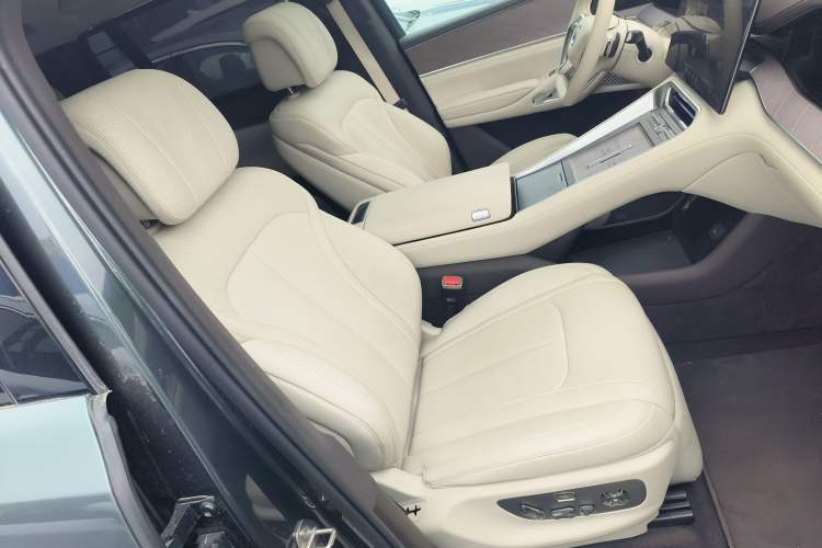 Used Denza N9 2025 Flagship Model Right Front Seat