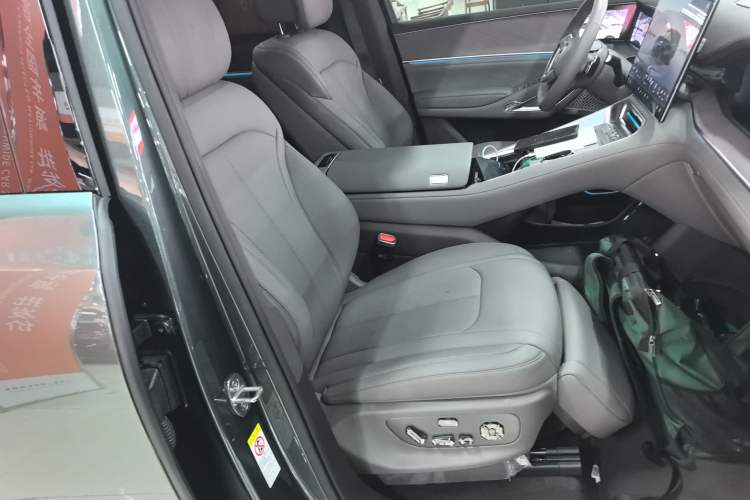 Used Denza N9 2025 Flagship Model Right Front Seat