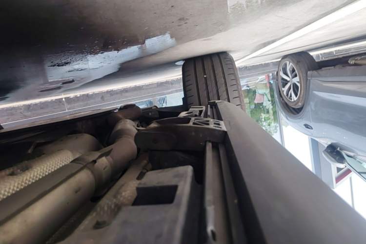 Used Denza N9 2025 Flagship Model Chassis Rear Right