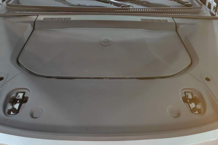 Used Denza N9 2025 Prestige Version Engine Bay