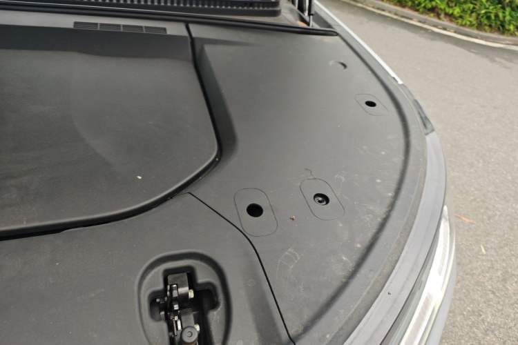 Used Denza N9 2025 Flagship Model Engine Bay Left