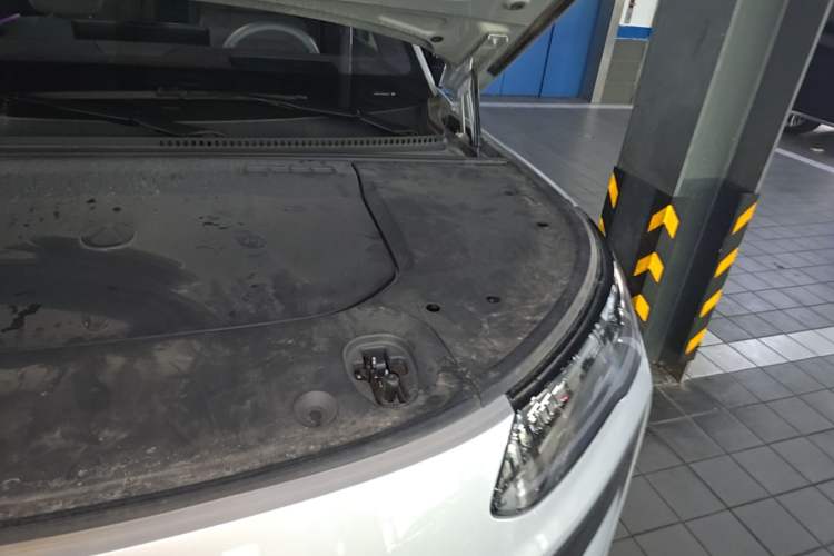 Used Denza N9 2025 Flagship Model Engine Bay Left