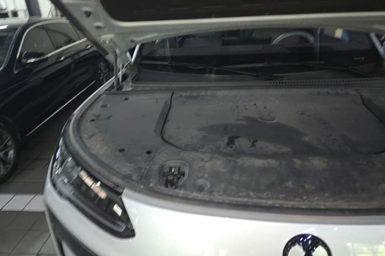Used Denza N9 2025 Flagship Model Engine Bay Right