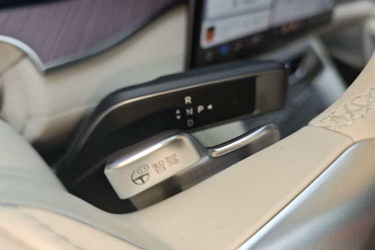 Used Denza N9 2025 Flagship Model Gear Lever