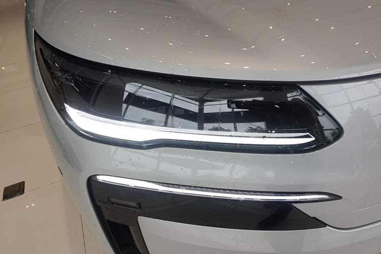 Used Denza N9 2025 Flagship Model Right Front Headlight