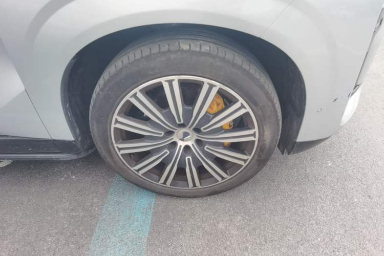 Used Denza N9 2025 Flagship Model Right Front Wheel Hub