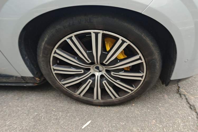 Used Denza N9 2025 Flagship Model Right Front Wheel Hub