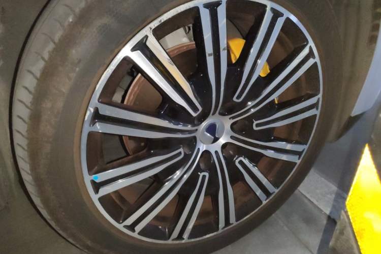 Used Denza N9 2025 Flagship Model Right Front Wheel Hub