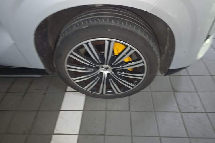 Used Denza N9 2025 Flagship Model Right Front Wheel Hub