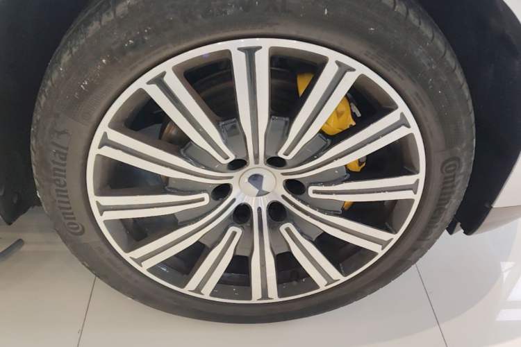 Used Denza N9 2025 Flagship Model Right Front Wheel Hub