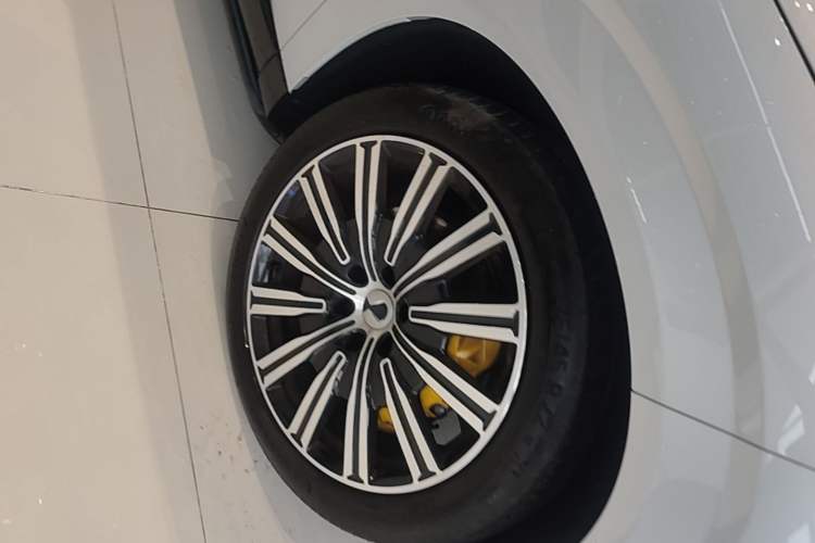 Used Denza N9 2025 Flagship Model Right Front Wheel Hub