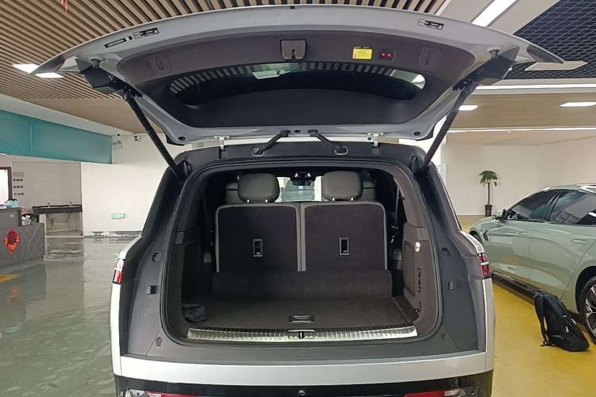 Used Denza N9 2025 Flagship Model Trunk