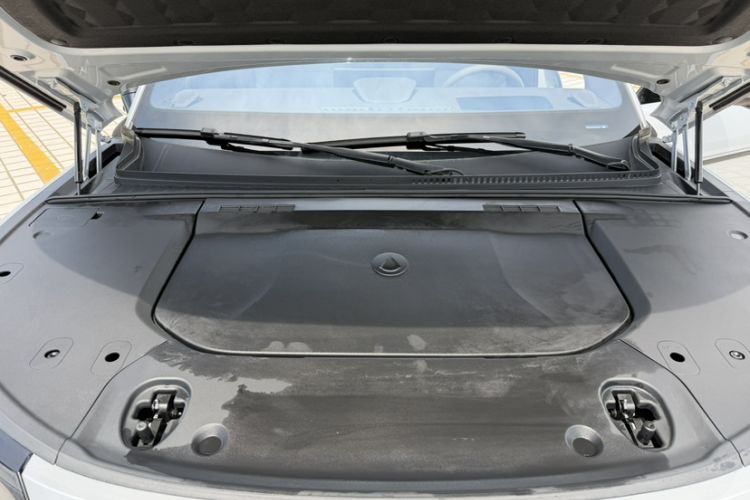 Used Denza N9 2025 Prestige Version Engine Bay