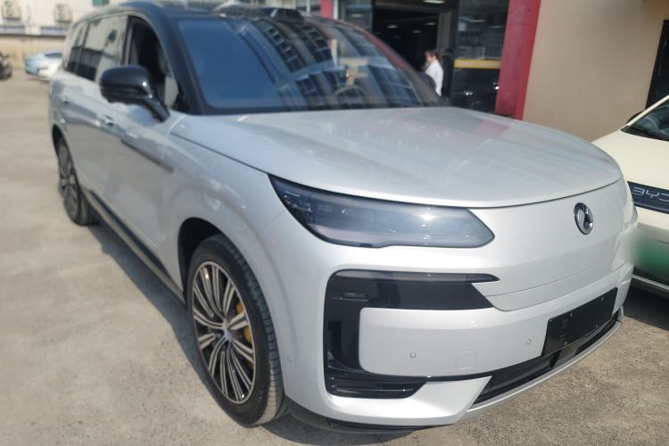 Used Denza N9 2025 Flagship Model Front Right 45 Deg