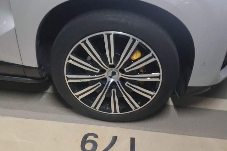 Used Denza N9 2026 Model Flagship Edition Right Front Wheel Hub