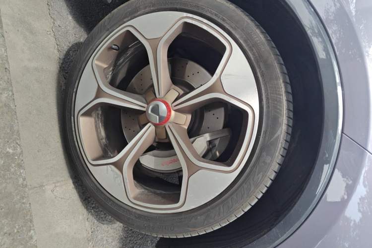 Used Denza X 2020 All-Electric Flagship Model Right Front Wheel Hub