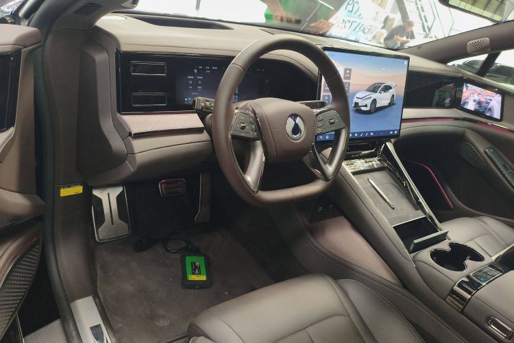 Used Denza Z9 2024 1100 km All-Wheel-Drive Ultra Version Center Console