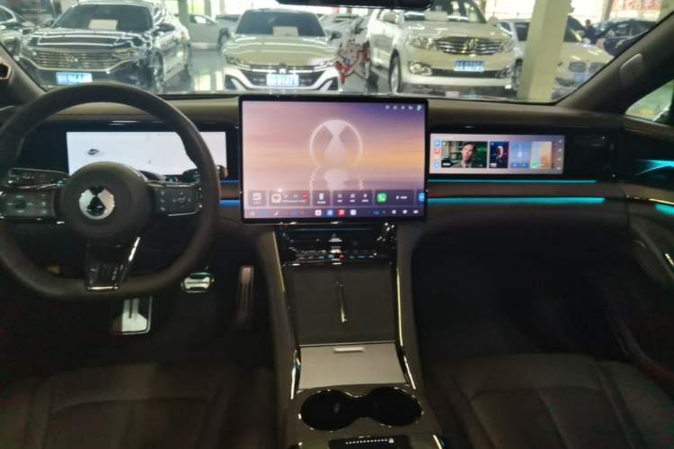 Used Denza Z9 2024 1100 km Four-Wheel Drive Max Version Center Console