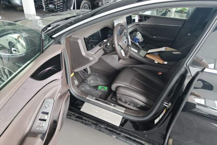 Used Denza Z9 2024 1100 km Four-Wheel Drive Max Version Driver Seat