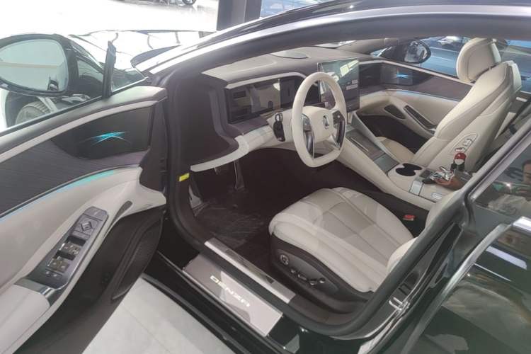 Used Denza Z9 2024 1100 km Four-Wheel Drive Max Version Driver Seat