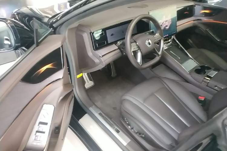Used Denza Z9 2024 1100 km Four-Wheel Drive Max Version Driver Seat