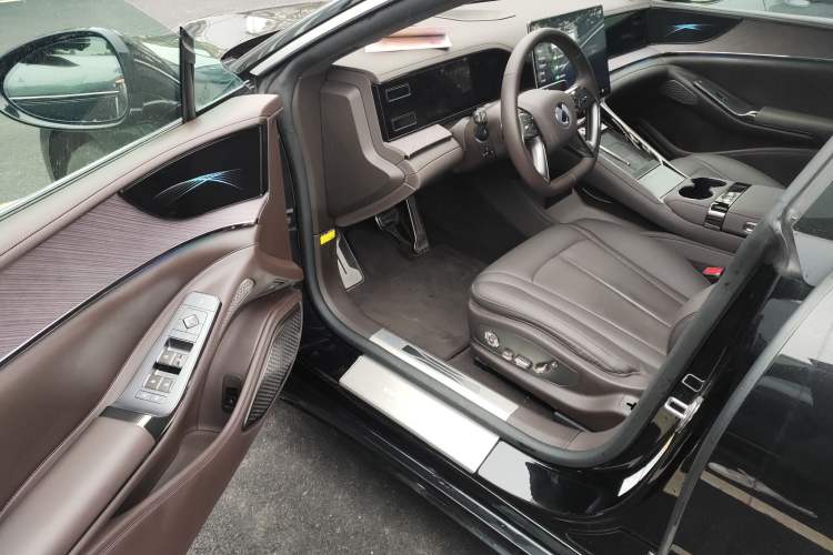Used Denza Z9 2024 1100 km Four-Wheel Drive Max Version Driver Seat