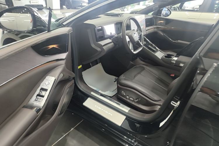 Used Denza Z9 2024 1100 km All-Wheel-Drive Ultra Version Driver Seat
