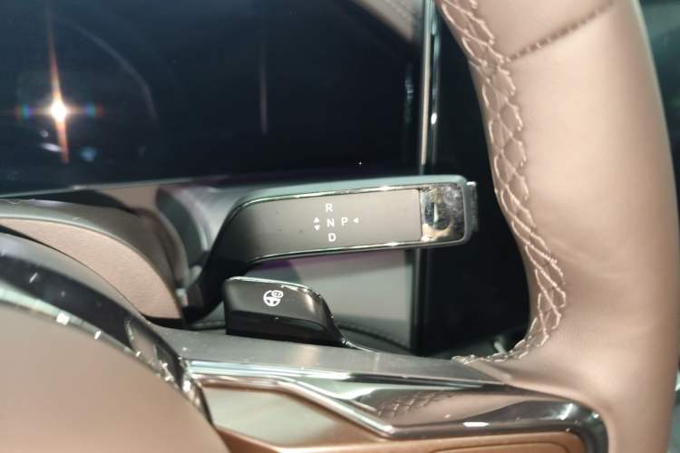Used Denza Z9 2024 1100 km Four-Wheel Drive Max Version Gear Lever
