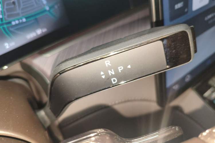 Used Denza Z9 2024 1100 km All-Wheel-Drive Ultra Version Gear Lever