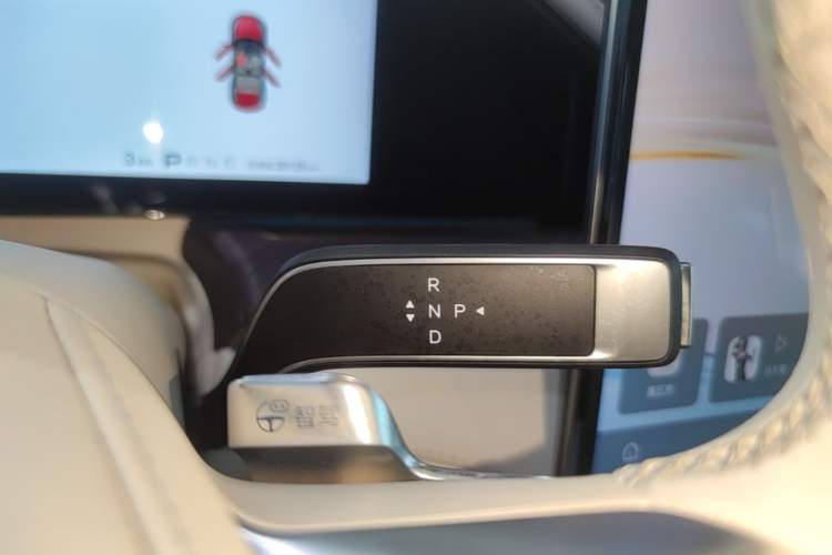 Used Denza Z9 2024 1100 km Four-Wheel Drive Max Version Gear Lever