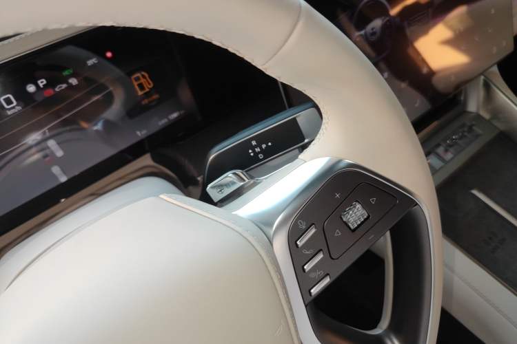 Used Denza Z9 2024 1100 km Four-Wheel Drive Max Version Gear Lever