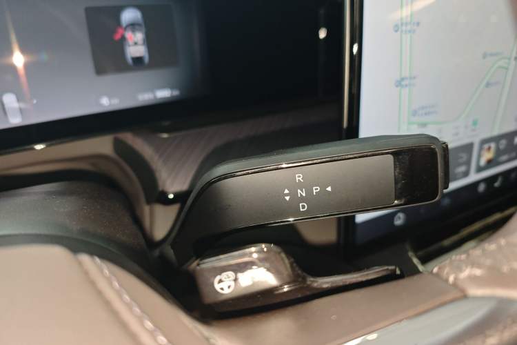Used Denza Z9 2024 1100 km Four-Wheel Drive Max Version Gear Lever