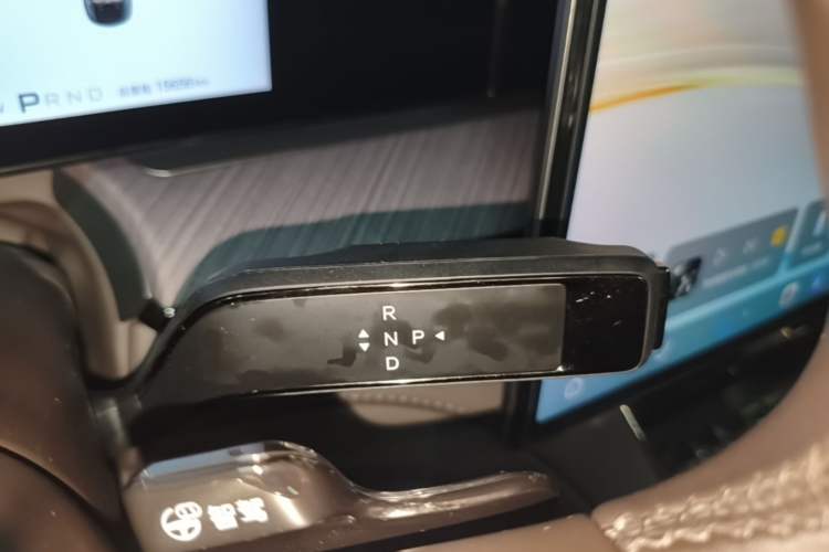 Used Denza Z9 2024 1100 km Four-Wheel Drive Max Version Gear Lever