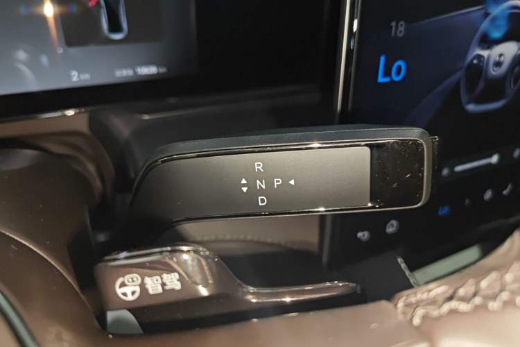 Used Denza Z9 2024 1100 km Four-Wheel Drive Max Version Gear Lever