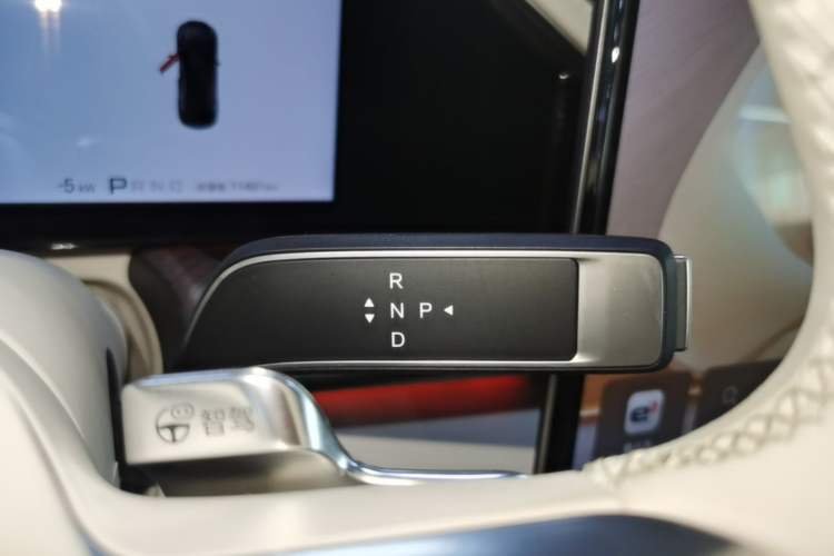Used Denza Z9 2024 1100 km Four-Wheel Drive Max Version Gear Lever