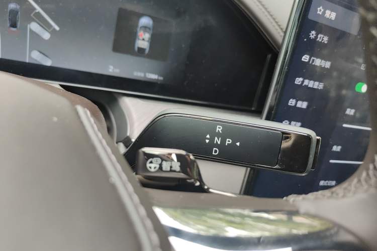 Used Denza Z9 2024 1100 km All-Wheel-Drive Ultra Version Gear Lever