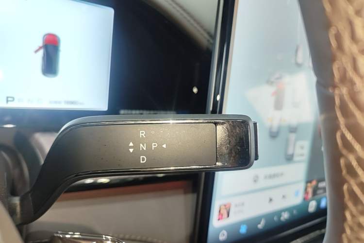 Used Denza Z9 2024 1100 km All-Wheel-Drive Ultra Version Gear Lever