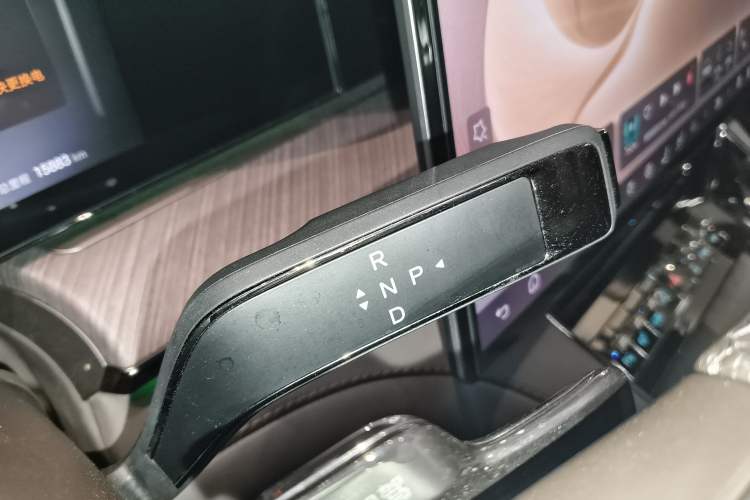 Used Denza Z9 2024 1100 km All-Wheel-Drive Ultra Version Gear Lever