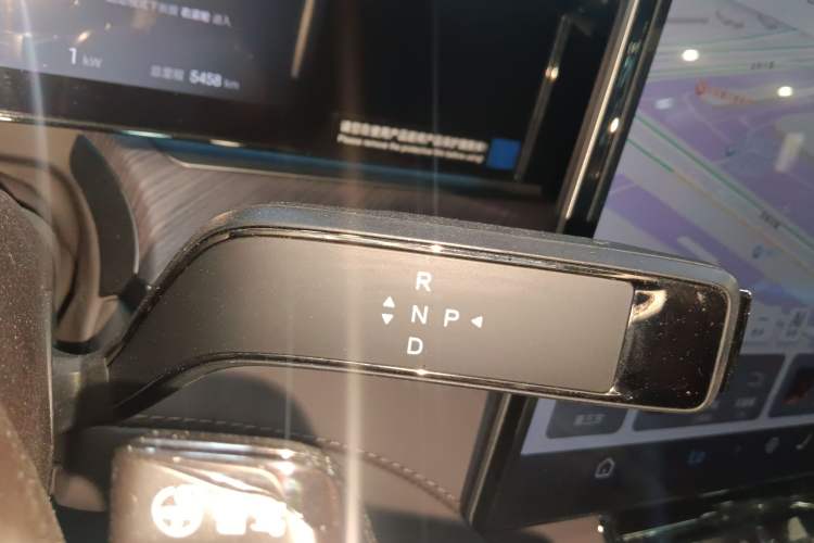 Used Denza Z9 2024 1100 km All-Wheel-Drive Ultra Version Gear Lever