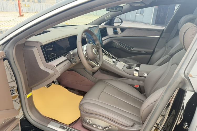 Used Denza Z9 2024 1100 km Four-Wheel Drive Max Version Interior 2