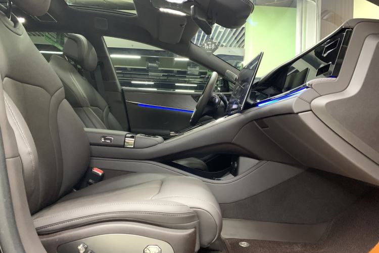 Used Denza Z9 2024 1100 km Four-Wheel Drive Max Version Interior 4