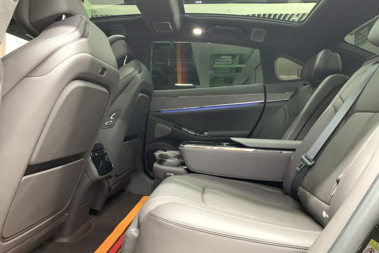 Used Denza Z9 2024 1100 km Four-Wheel Drive Max Version Interior 5