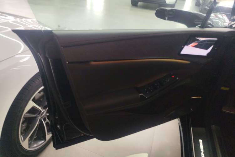 Used Denza Z9 2024 1100 km All-Wheel-Drive Ultra Version Interior 7