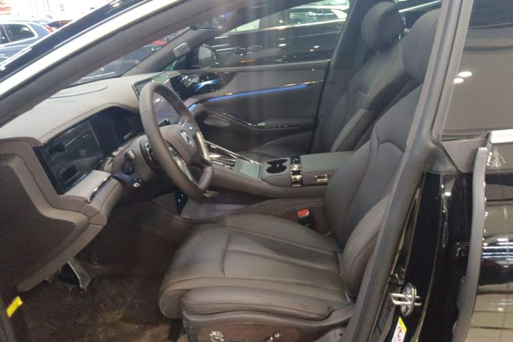 Used Denza Z9 2024 1100 km All-Wheel-Drive Ultra Version Left Front Seat