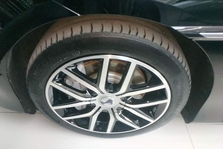 Used Denza Z9 2024 1100 km Four-Wheel Drive Max Version Left Front Wheel Hub