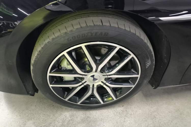 Used Denza Z9 2024 1100 km Four-Wheel Drive Max Version Left Front Wheel Hub