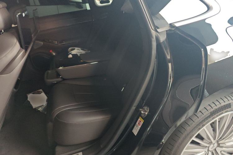 Used Denza Z9 2024 1100 km All-Wheel-Drive Ultra Version Left Rear Seat