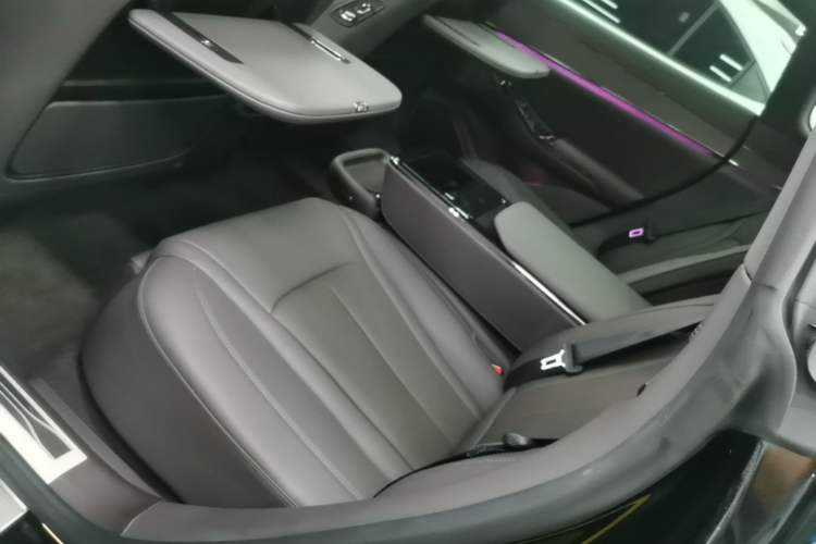 Used Denza Z9 2024 1100 km Four-Wheel Drive Max Version Left Rear Seat