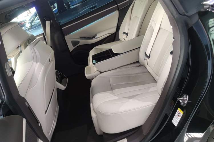 Used Denza Z9 2024 1100 km Four-Wheel Drive Max Version Left Rear Seat