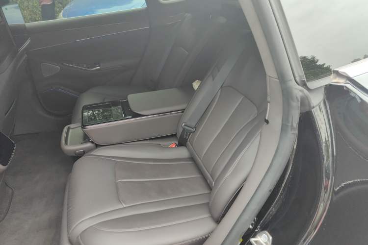 Used Denza Z9 2024 1100 km All-Wheel-Drive Ultra Version Left Rear Seat